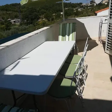בית הארחה Apartman - Omis 2*