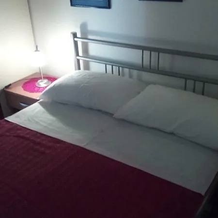 Apartman - Omis בית הארחה 2*